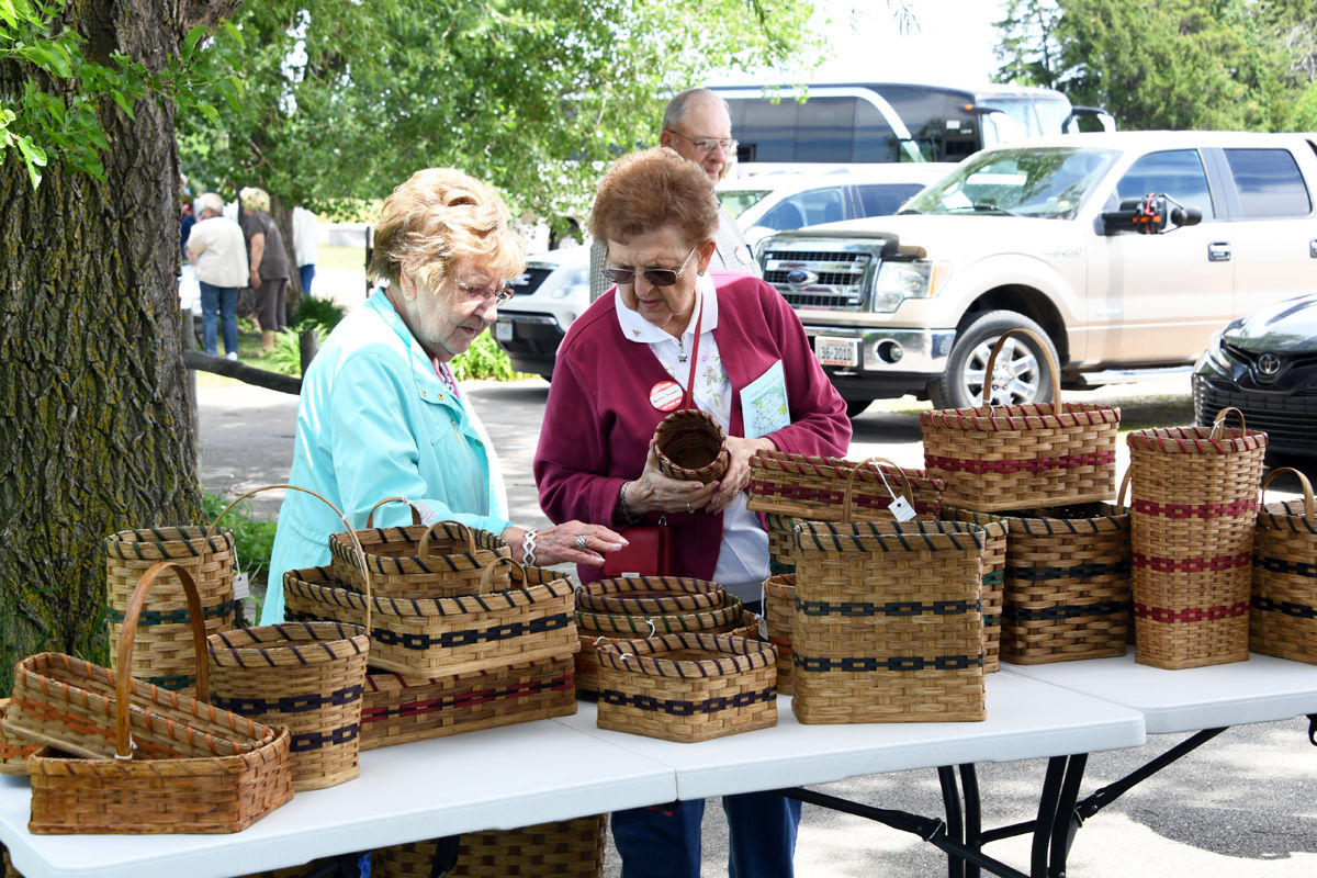 179 Elsie Goertzen and Bette Tomes shop for the perfect Amish basket.JPG